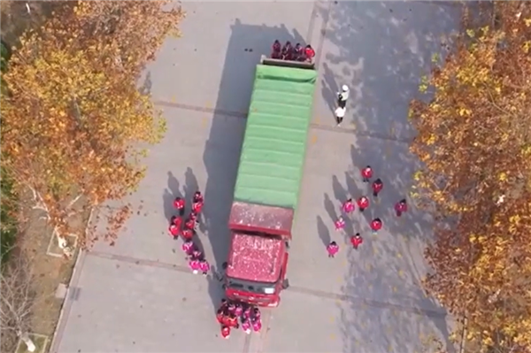 情侣骑行误入大货车盲区1死1重伤：一个试验告诉你有多危险