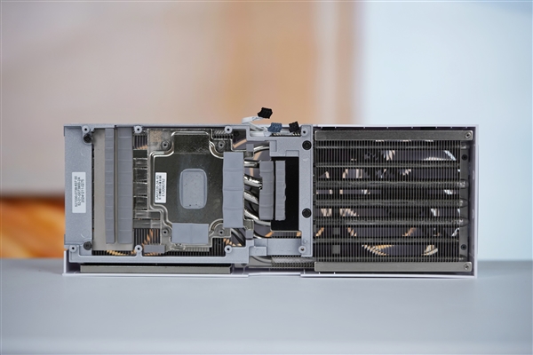 7片三折扇叶！影驰RTX 5080圣刃OC显卡图赏