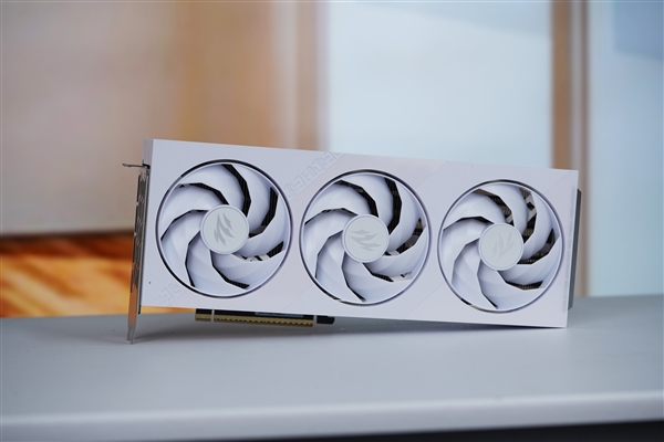 7片三折扇叶！影驰RTX 5080圣刃OC显卡图赏