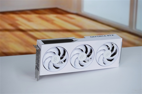 7片三折扇叶！影驰RTX 5080圣刃OC显卡图赏