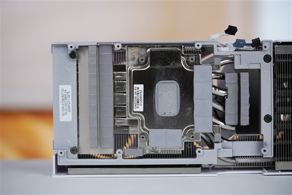 7片三折扇叶！影驰RTX 5080圣刃OC显卡图赏