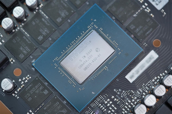 7片三折扇叶！影驰RTX 5080圣刃OC显卡图赏