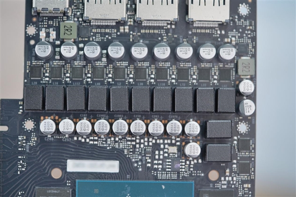 7片三折扇叶！影驰RTX 5080圣刃OC显卡图赏