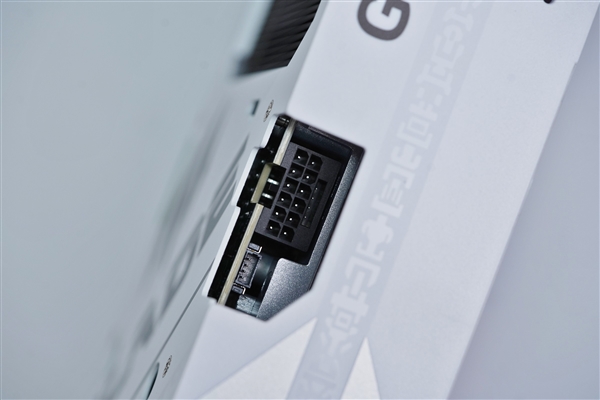 7片三折扇叶！影驰RTX 5080圣刃OC显卡图赏