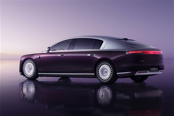 华为首款百万级豪车！鸿蒙智行尊界S800登上《春晚》舞台