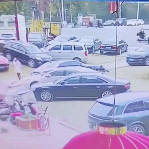 四川一小孩鞭炮炸翻豪车 车主改名“会飞的雷克萨斯” 名下两辆车被炸