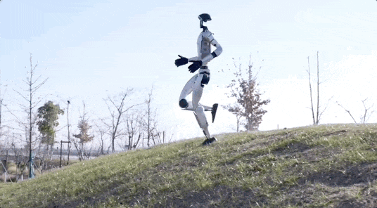 宇树机器人上演弯道超人 歪果仁看呆：质疑是特效