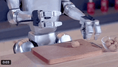 宇树机器人上演弯道超人 歪果仁看呆：质疑是特效