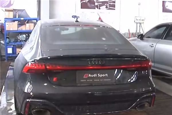 150万买的奥迪RS7方向跑偏 车主修了4次也没修好