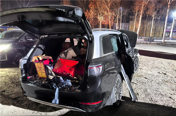 问界M9高速上被邻车撞击再遭二次事故：整车报废、人员安全