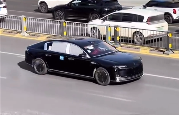 华为百万级豪车 尊界S800路试 博主：对顶豪人群理解很深刻