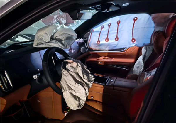 问界M9高速上被邻车撞击再遭二次事故：整车报废、人员安全