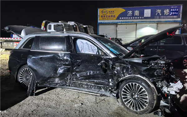 问界M9高速上被邻车撞击再遭二次事故：整车报废、人员安全