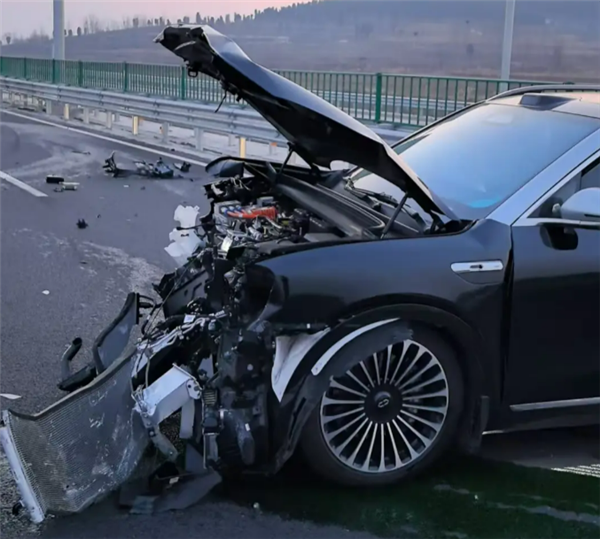 问界M9高速上被邻车撞击再遭二次事故：整车报废、人员安全
