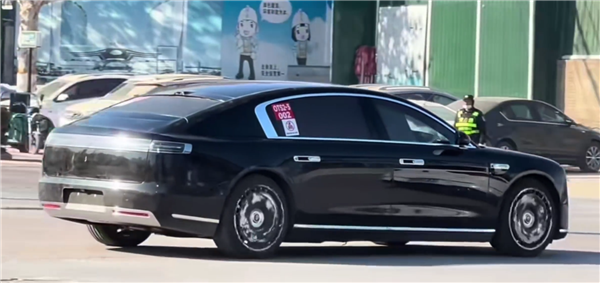 华为百万级豪车 尊界S800路试 博主：对顶豪人群理解很深刻