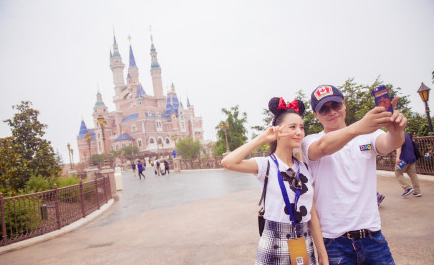 上海迪士尼今日开园 盘点各大明星游览上海迪士尼图片