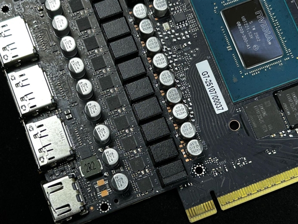 炫酷来袭 耕升 GeForce RTX  5070 Ti 炫光·超 OC带来超高性能