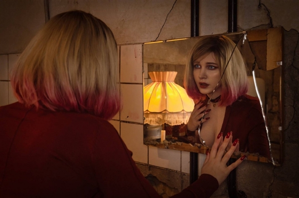 欧美御姐Cos漫威隐形女美图赏 紧身衣勾勒好身材