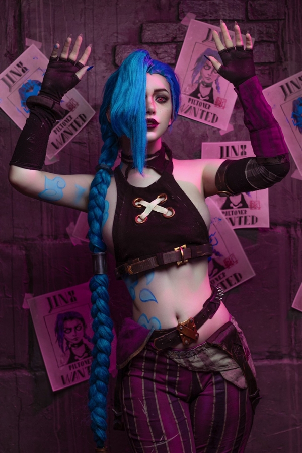 欧美御姐Cos漫威隐形女美图赏 紧身衣勾勒好身材