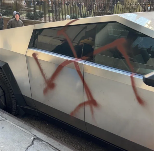 有总统撑腰力挺：马斯克将电锯挥向美国政府