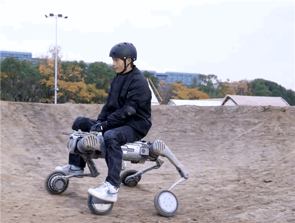 中国先进机器狗引发全球轰动 宇树科技大量招兵买马：算法工程师年薪超90万元