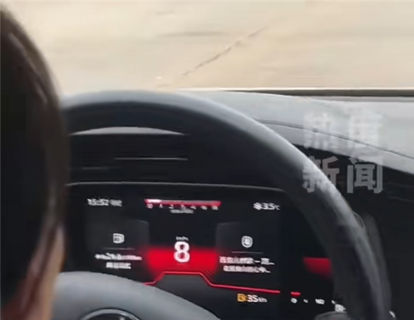 新手女司机车速8码送喝酒亲戚回家 网友：方向盘比轮胎转的还快