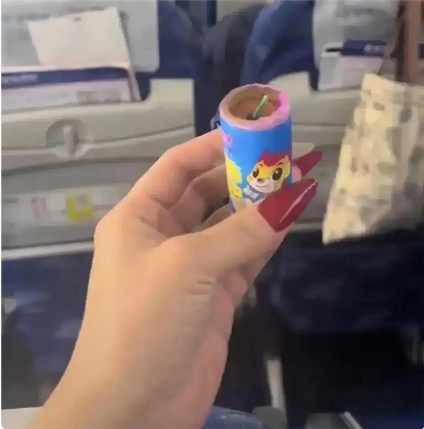 乘客在飞机上捡到近似“鞭炮” 专家解析：建议加强安检