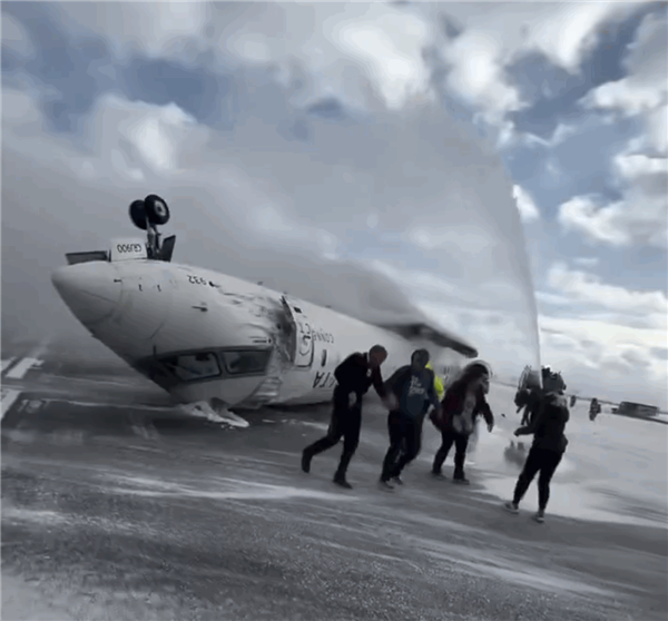 多伦多坠机第一视角：多名乘客从机腹钻出逃生 所有人全部生还！