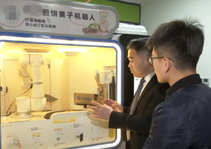 中国首个机器人大厨获批上岗：3分钟摊一个煎饼果子