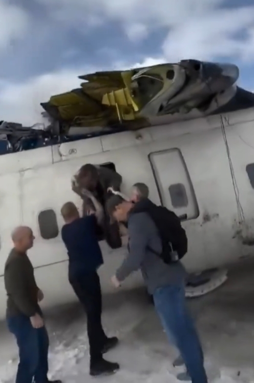 多伦多坠机第一视角：多名乘客从机腹钻出逃生 所有人全部生还！