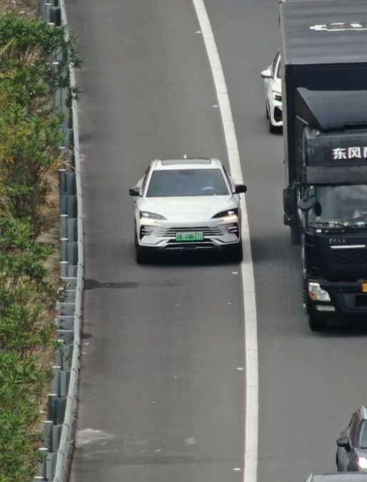 堵车别走应急车道了！多地交警启用无人机抓拍 一张200元