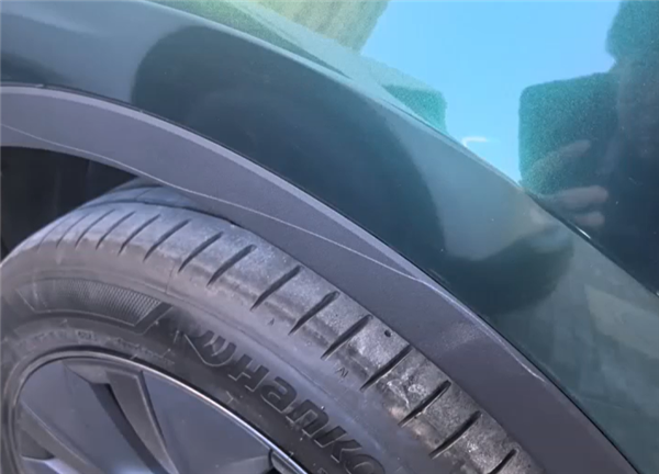 特斯拉Model Y遭大娘恶意划车两圈：哨兵模式拍下事发过程