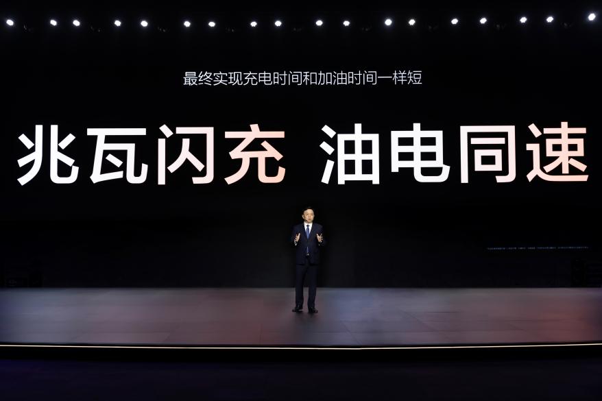 比亚迪又出牌了！闪充5分钟续航400公里，油车党集体破防？