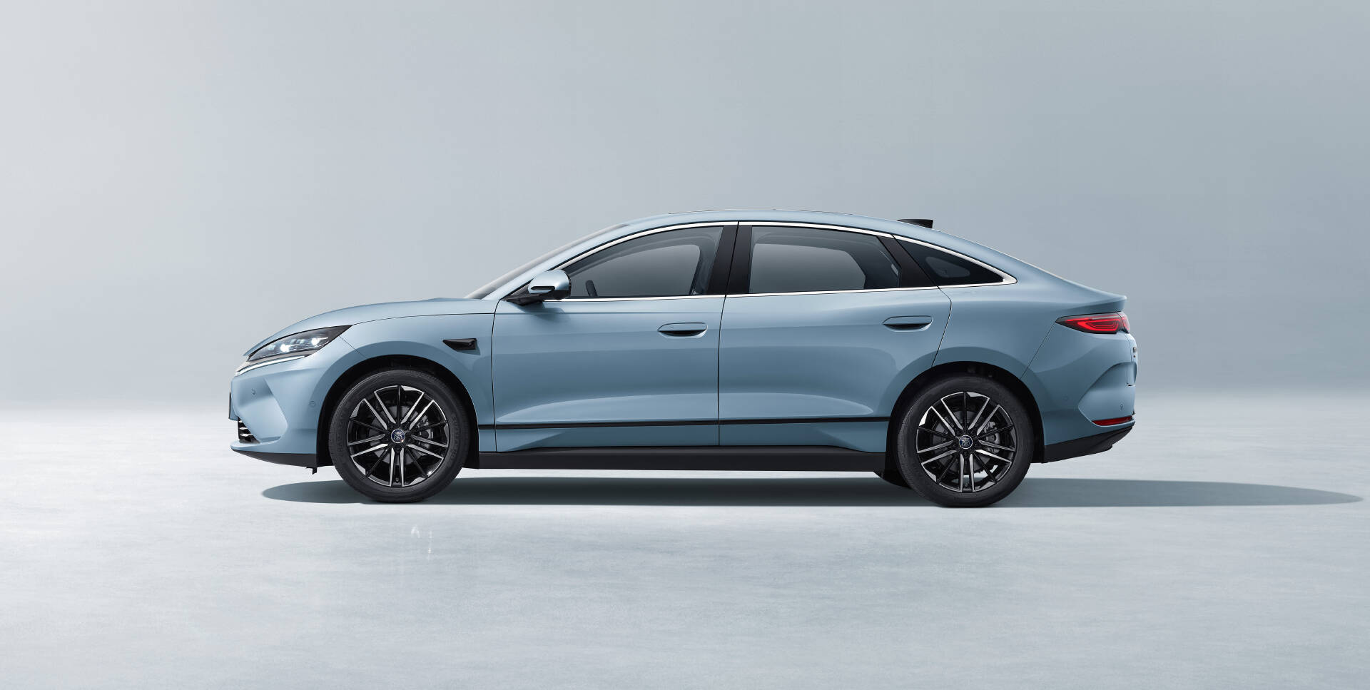 11.98万起！智美中级纯电轿车秦L EV重磅上市，年轻人想要的它都有