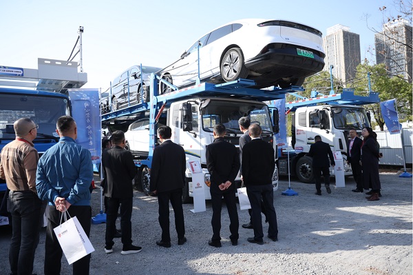 东风商用车携高效轿运车亮相东风物流2025年度合作伙伴大会