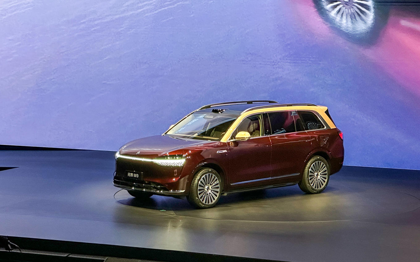 鸿蒙智行旗舰再进化，问界M9上市价46.98万元起