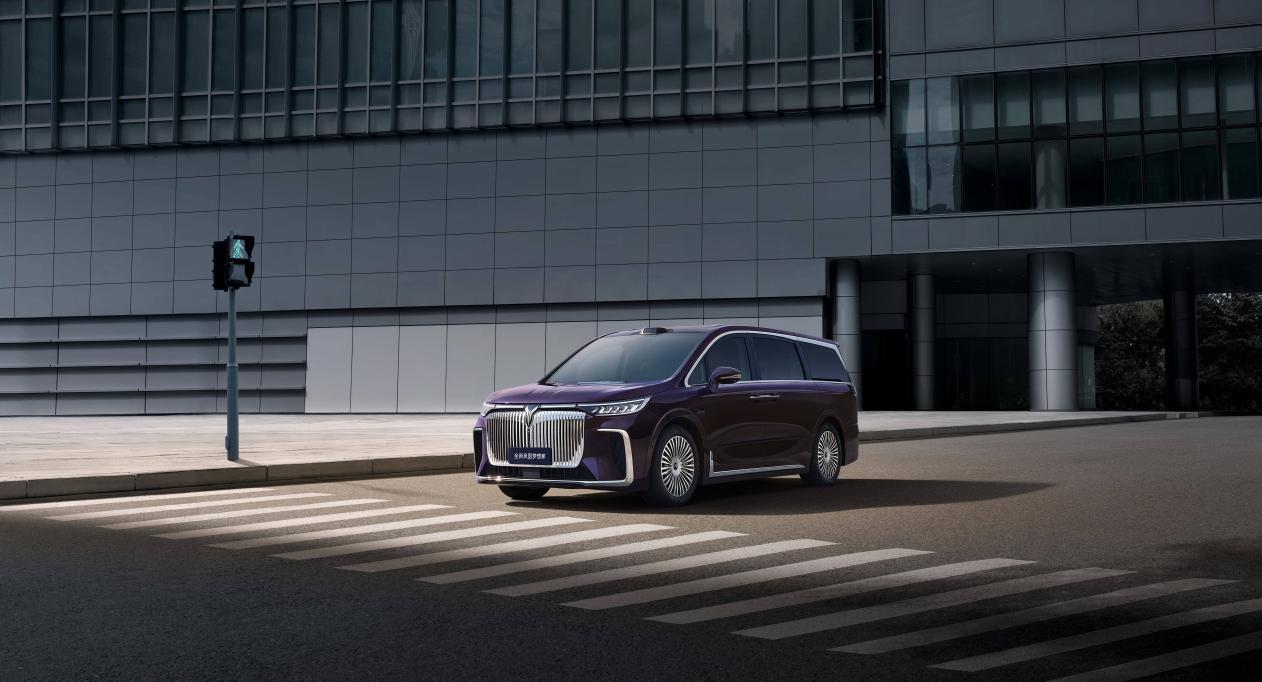 “双向融合”破局“含华量”内卷：岚图与华为重构智能汽车合作范式