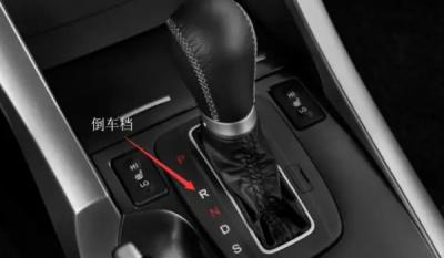 自动挡汽车的正确驾驶步骤 仅需四个操作步骤(注意刹车油门力度)