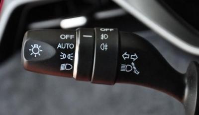 自适应远近光灯怎么使用 位于方向盘左侧灯光杆(操作很简单)