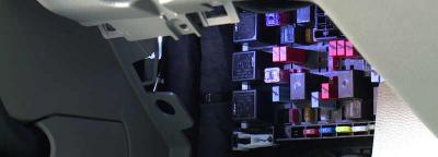 日产骐达保险盒在哪里，骐达保险丝盒图解说明