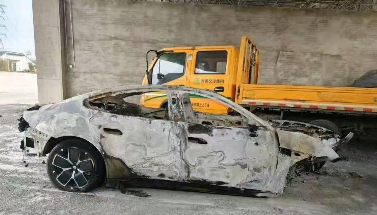 三名女大学生开小米SU7身亡背后：到底该如何看待这一事件