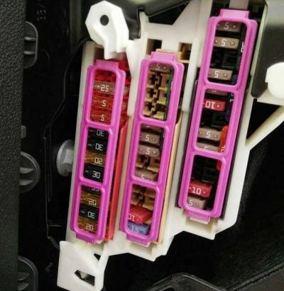 奥迪a4l保险盒在哪，奥迪a4l保险丝对应图