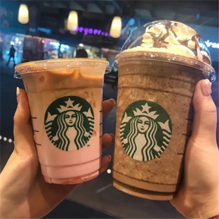 手拿星巴克图片真实又好看 趁热打铁多喝拿铁
