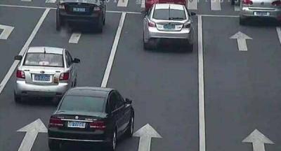 已经过了红绿灯压了对面实线，实线变道被拍几天通知