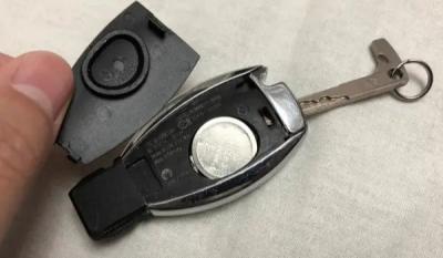 奔驰钥匙电池怎么换，大部分钥匙的电池型号是cr02253v（内附更换步骤）