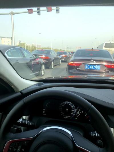 捷豹xfl-购车总价 | 42.7 驾驶体验 | 不比530差 但比E要好 新A6没开过  比S90要好  前驱车根本没戏 驾驶感受完全不一样 内饰 | 中规中矩 跟E没法比  毕竟比E便宜大几万了  不过XFL用料配置要高于所有同级车 油耗 | 油耗好好开能开出油电混合的水准，激情一点可以开出3.0的油耗 各人习惯不同 同级对比 | 安全配置没有s90全 但是它内饰如同性冷淡 。操控基本与530不相上下， 01比530慢0.3秒。 内饰没有E看着那么豪华，其实 每个车型都有每个车型的特点和优点。捷豹就属