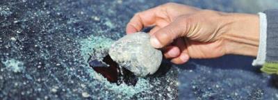 高速石头打到玻璃了怎么理赔？高速石头子打玻璃谁的责任