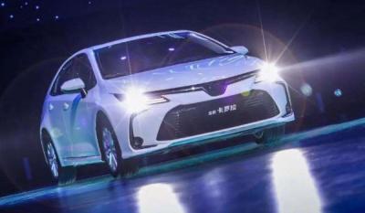 丰田卡罗拉后视镜折叠开关在哪里