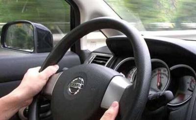 方向盘突然打不动很沉，方向盘很难打感觉很重什么原因