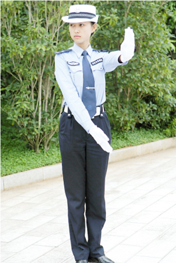 减速慢行交警手势